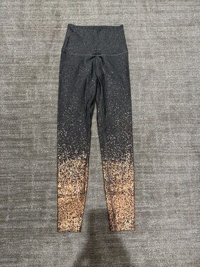 Beyond yoga, metallic, gray rose, gold legging size xs